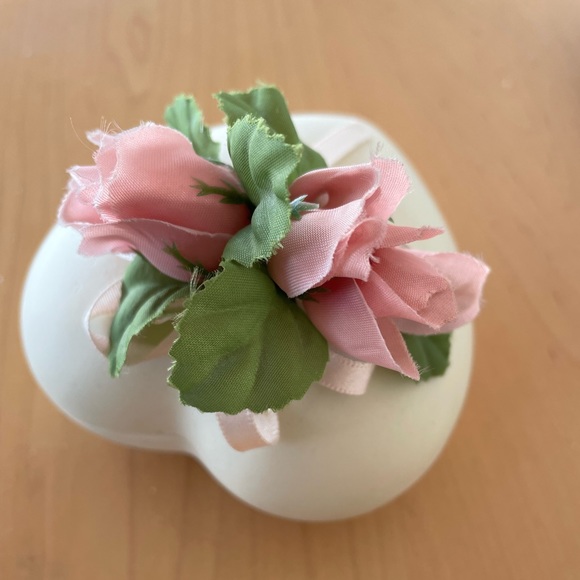 Vintage Schmid 1988 Beige Heart Shaped Trinket Box with Pink Rosette Ornament - Picture 2 of 7